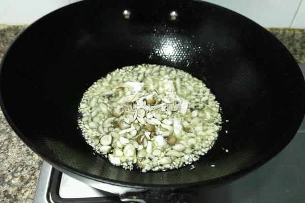 自制菌子油的做法图解5