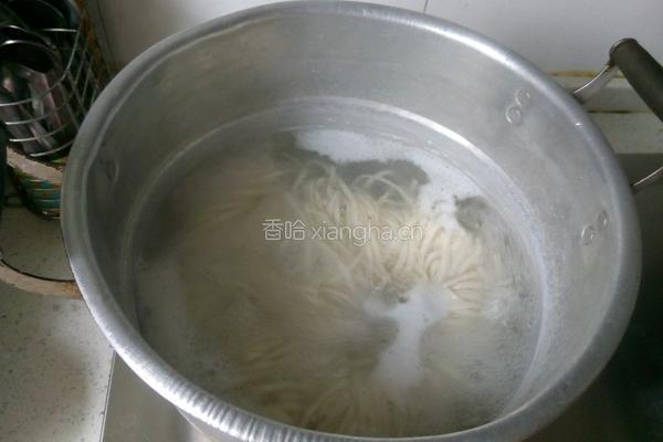 茄子打卤面的做法图解1