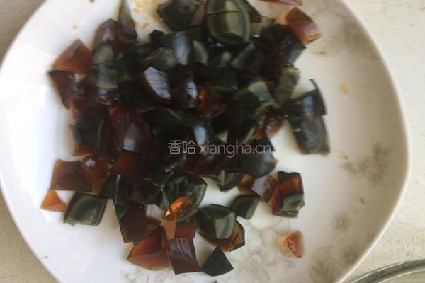 凉拌皮蛋豆腐的做法图解3
