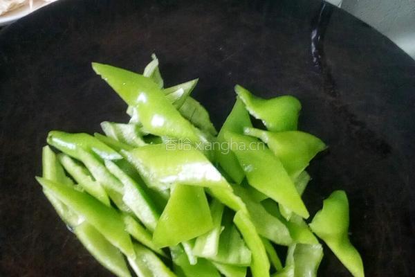 青椒腐竹炒牛肉的做法图解2