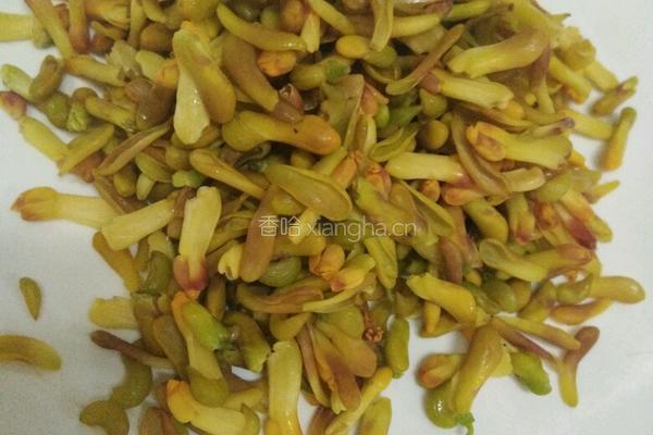 金雀花炒鹅蛋的做法图解1