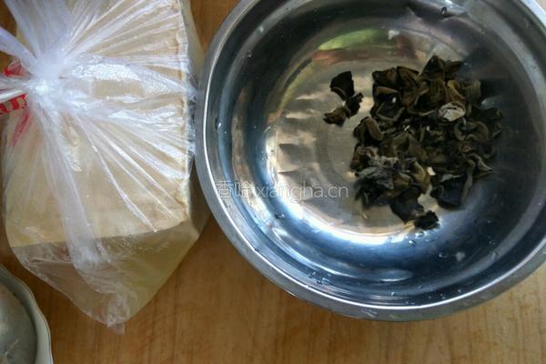 豆腐木耳汤的做法图解1