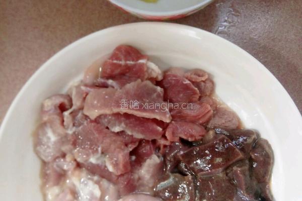 黄花菜猪杂汤的做法图解5