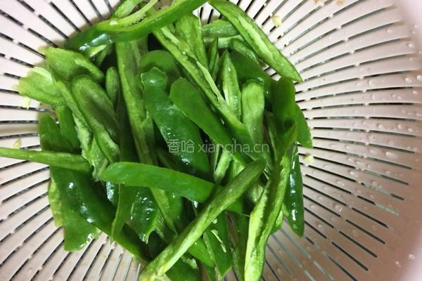 辣椒炒南瓜藤尖的做法图解5
