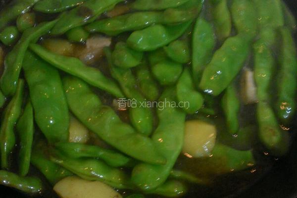 五花肉炖豆角土豆的做法图解3