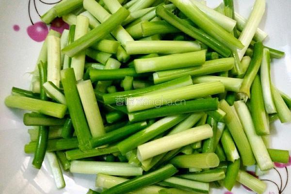 蒜苔炒肉的做法图解1