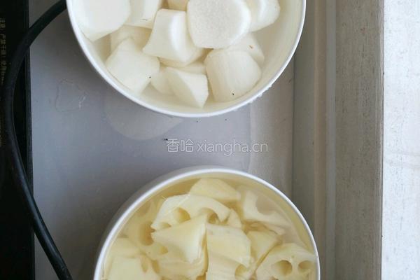 棒骨山药莲藕汤的做法图解2