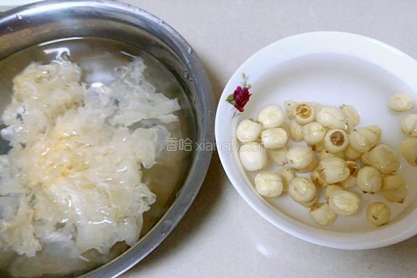 冰糖银莲绿豆粥的做法图解2