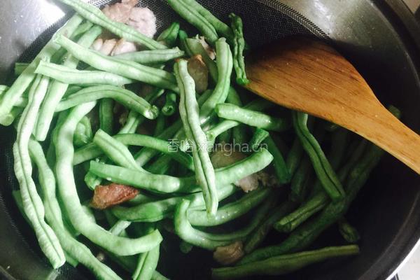 土豆炖豆角的做法图解3