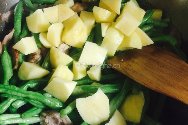 土豆炖豆角的做法图解4
