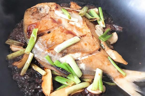 红烧鲳鱼虾仁的做法图解5