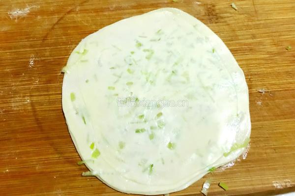 饺子皮葱花饼的做法图解6