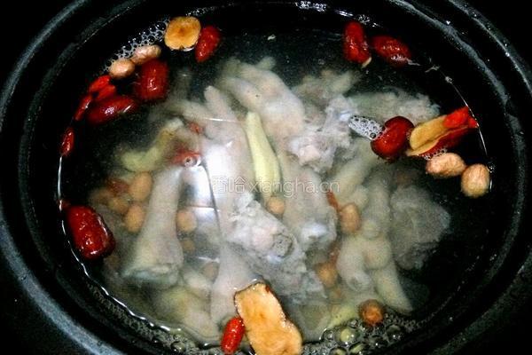 红枣花生鸡爪汤的做法图解5