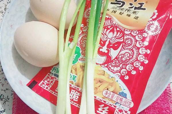 鸡蛋榨菜炒饭的做法图解1