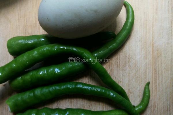 青尖椒炒鸭蛋的做法图解1