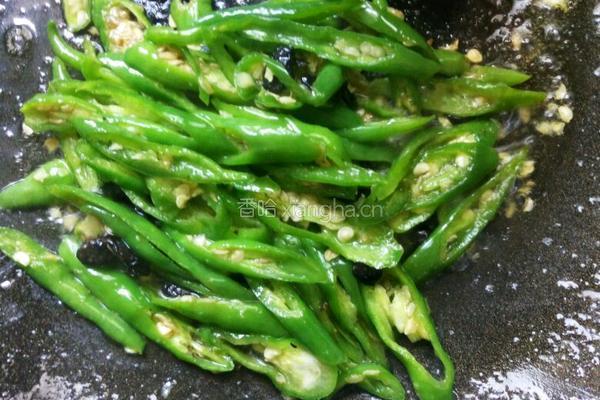 豆施压炒青尖椒的做法图解5