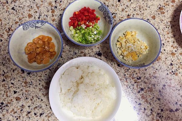 咸黄炒饭的做法图解1