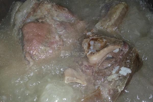 火腿炖莲藕花生海带汤的做法图解2