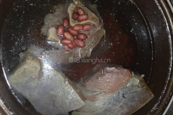 火腿炖莲藕花生海带汤的做法图解6