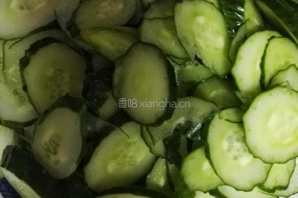 肉片炒黄瓜的做法图解1