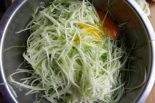 西葫芦饼的做法图解2