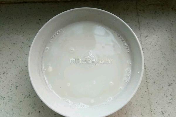 小兔子火腿馒头的做法图解1