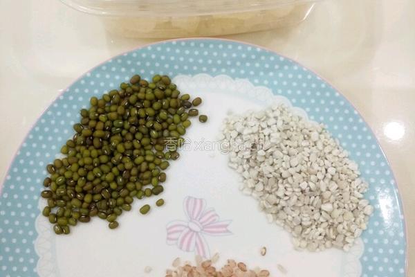 绿豆薏米粥的做法图解1