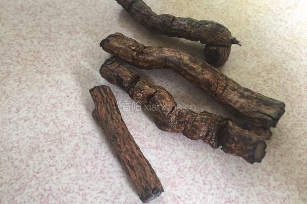胡椒根沙仁猪肚煲鸡的做法图解2