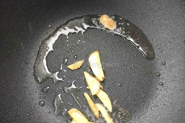 瑶柱海鲜冬瓜汤的做法图解3