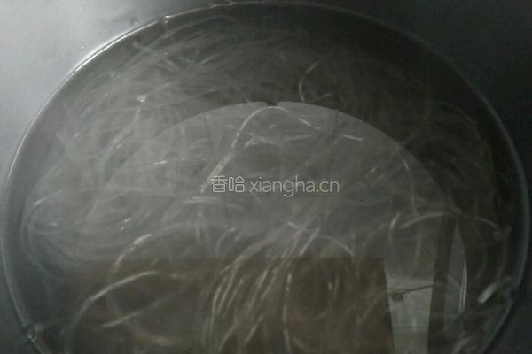 酸菜肉末粉丝的做法图解2
