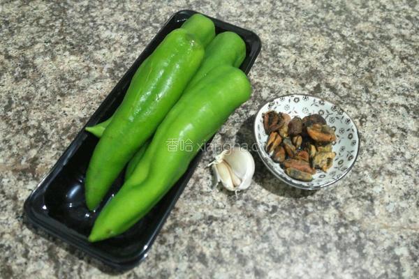 辣椒炒淡菜干的做法图解1