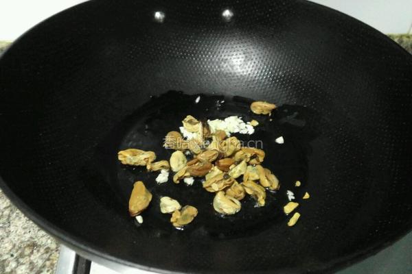 辣椒炒淡菜干的做法图解6