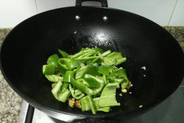 辣椒炒淡菜干的做法图解7