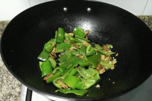 辣椒炒淡菜干的做法图解10