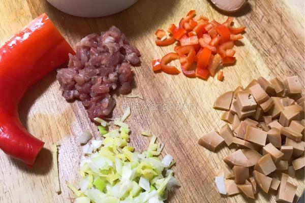 腊豆干炒毛豆的做法图解1