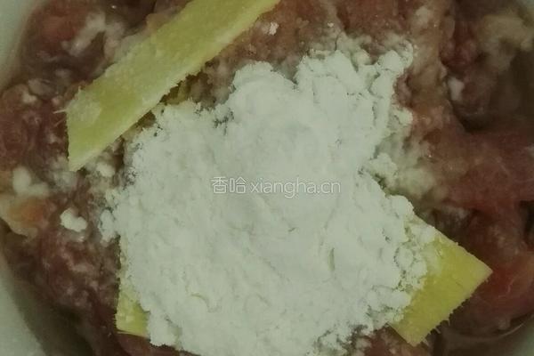 蟹味菇炒肉丝的做法图解1