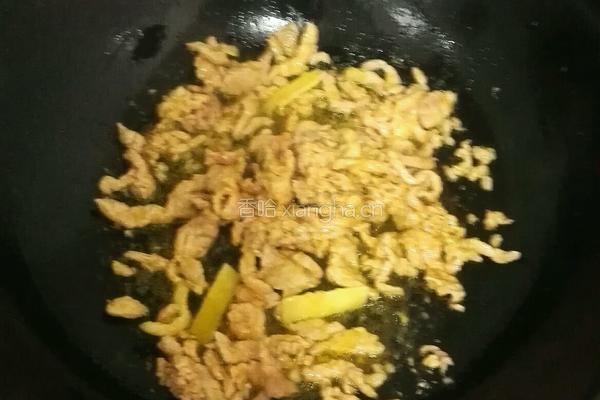 蟹味菇炒肉丝的做法图解3