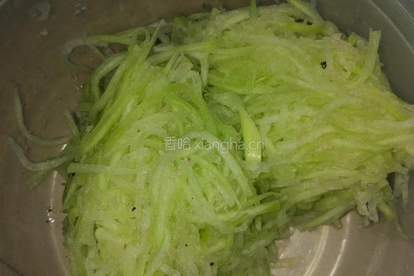 凉拌西瓜皮的做法图解1