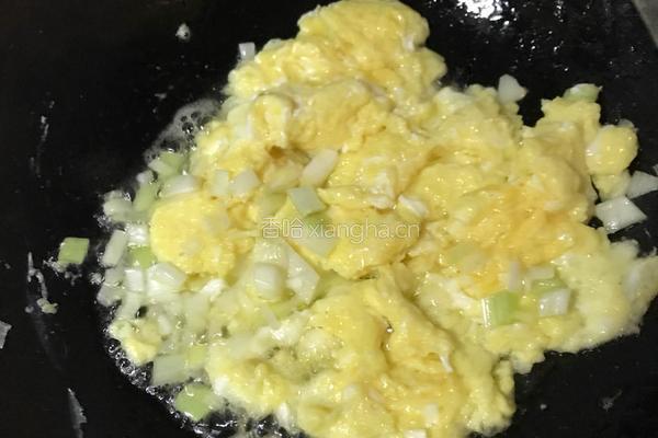 鸡蛋炒米饭的做法图解3