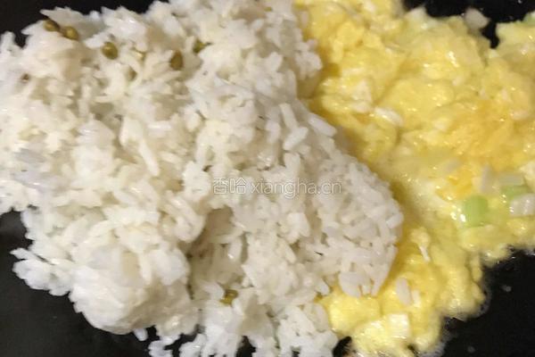 鸡蛋炒米饭的做法图解4