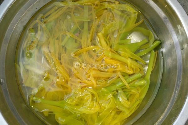 黄花菜黄豆薏米筒骨汤的做法图解7