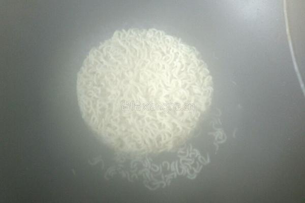 懒人方式炒泡面的做法图解1
