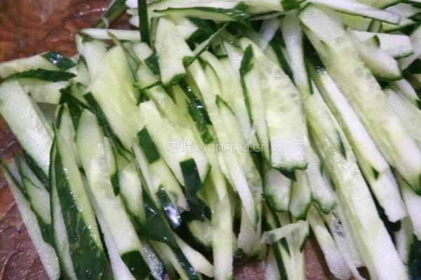 黄瓜炒肉的做法图解2