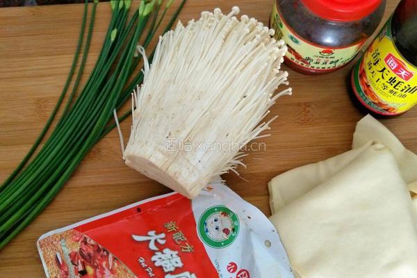 金针菇豆皮卷的做法图解2