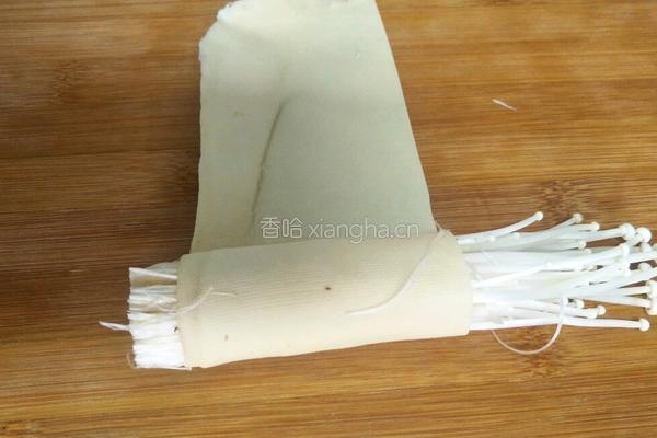 金针菇豆皮卷的做法图解7