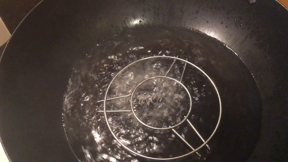 放入沸水中，加盖蒸20分钟左右