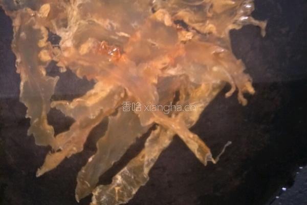 花胶排骨炖凉瓜的做法图解1