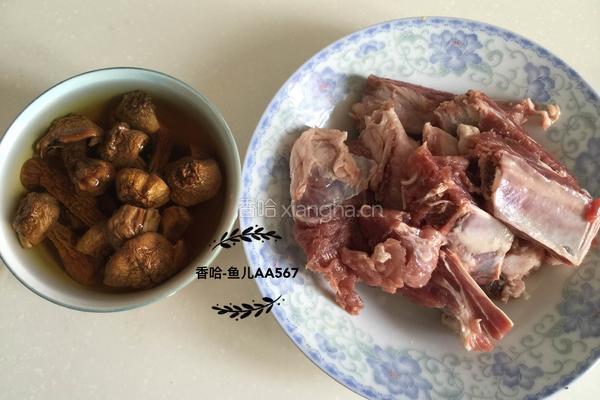 排骨炖松茸的做法图解1