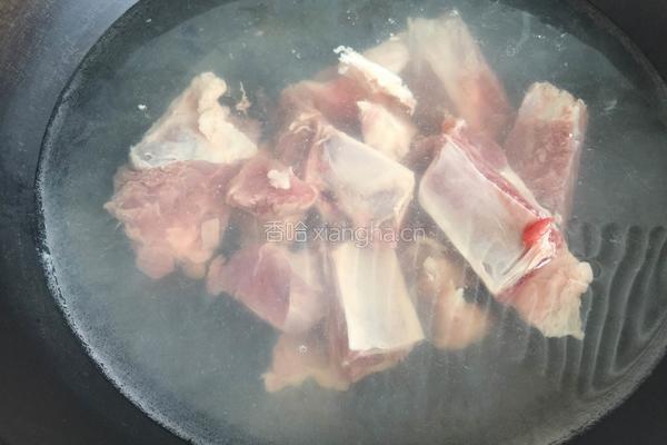 排骨炖松茸的做法图解2
