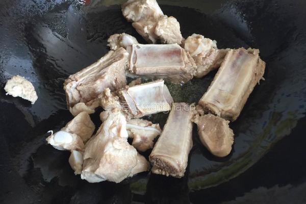 排骨炖松茸的做法图解4